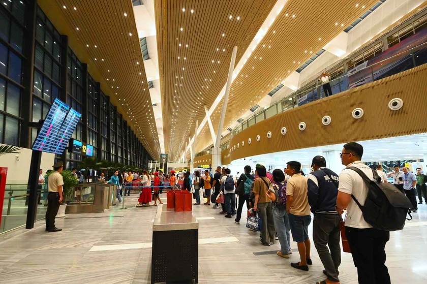 H&agrave;nh kh&aacute;ch l&agrave;m thủ tục l&ecirc;n m&aacute;y bay ở ga T3 T&acirc;n Sơn Nhất. Ảnh: ACV