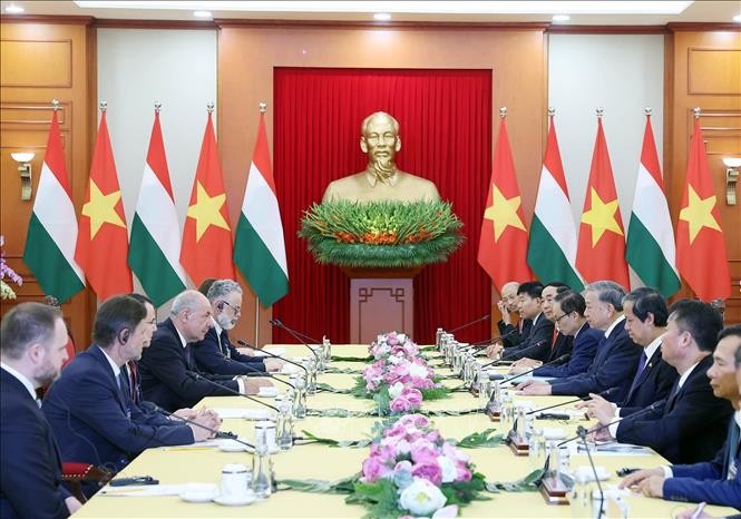 Tổng B&iacute; thư T&ocirc; L&acirc;m hội kiến Tổng thống Hungary Sulyok Tamas thăm ch&iacute;nh thức Việt Nam. Ảnh: Thống Nhất/TTXVN