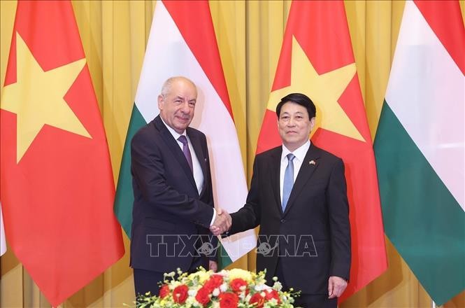 Chủ tịch nước Lương Cường v&agrave; Tổng thống Hungary Sulyok Tamas chụp ảnh chung trước hội đ&agrave;m. Ảnh: L&acirc;m Kh&aacute;nh/TTXVN