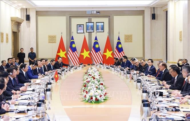 Thủ tướng Phạm Minh Ch&iacute;nh hội đ&agrave;m với Thủ tướng Malaysia Anwar Ibrahim. Ảnh: Dương Giang/TTXVN