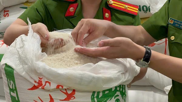 Nhiều gạo giả bị cơ quan C&ocirc;ng an ph&aacute;t hiện