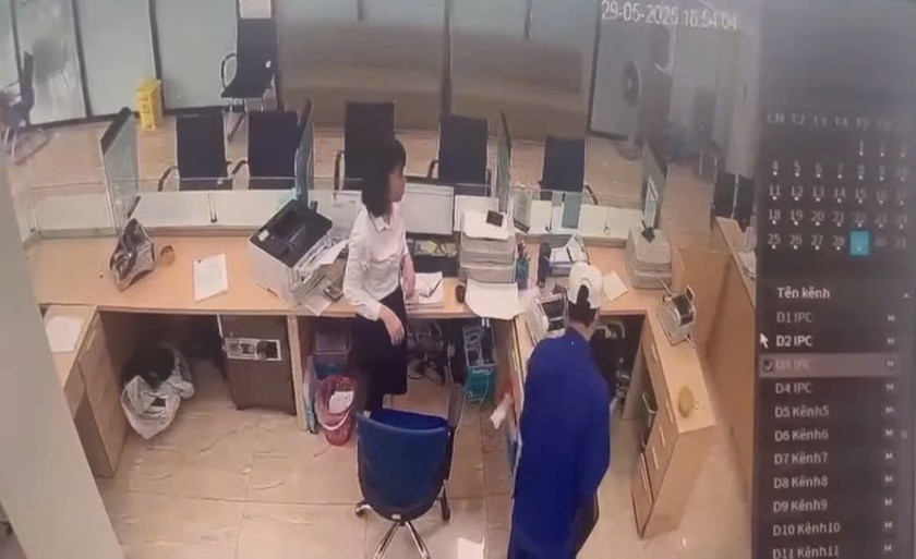 H&igrave;nh ảnh kẻ cướp lấy đồ bỏ v&agrave;o trong balo được camera ghi lại (Ảnh cắt từ clip)