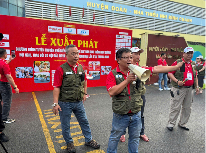 &Ocirc;ng B&ugrave;i Thanh Tuấn - Trưởng Ban cung đường h&agrave;nh tr&igrave;nh Caravan lần thứ 3 (Cầm loa) chia sẻ m&igrave;nh rất h&aacute;o hức khi bắt đầu h&agrave;nh tr&igrave;nh.