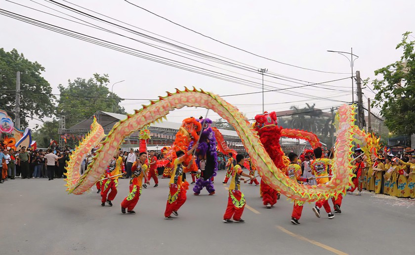 Hoạt động m&uacute;a l&acirc;n, m&uacute;a rồng ch&agrave;o đ&oacute;n, cung nghinh X&aacute; lợi Đức Phật.(ảnh B&aacute;o Hưng Y&ecirc;n)