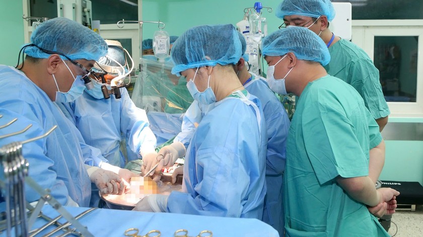 C&aacute;c y, b&aacute;c sĩ thực hiện gh&eacute;p tim cho bệnh nh&acirc;n