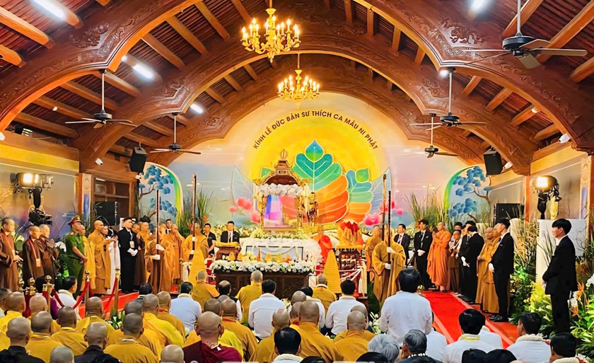 C&aacute;c đại biểu thực hiện nghi lễ t&ocirc;n tr&iacute;, an vị X&aacute; lợi Đức Phật tại ch&ugrave;a Chu&ocirc;ng th&agrave;nh phố Hưng Y&ecirc;n