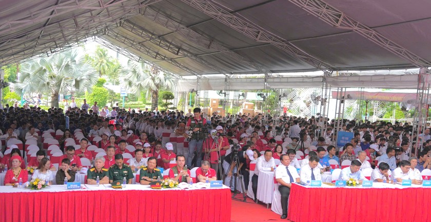 Đại biểu tham dự chương tr&igrave;nh tuy&ecirc;n truyền phổ biến ph&aacute;p luật về an to&agrave;n giao th&ocirc;ng học đường.
