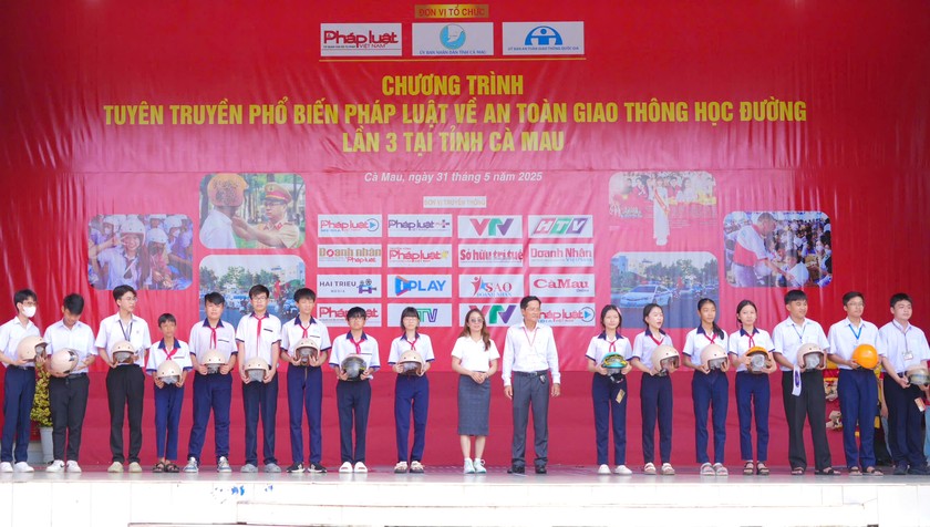Đại diện Ban tổ chức, l&atilde;nh đạo Sở Gi&aacute;o dục v&agrave; Đ&agrave;o tạo C&agrave; Mau trao tặng n&oacute;n bảo hiểm cho c&aacute;c em học sinh.