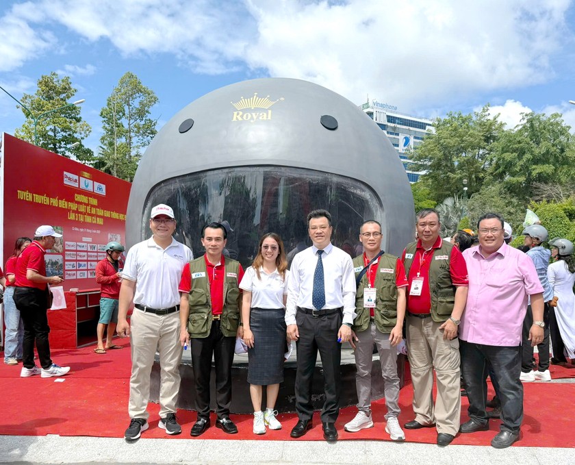 Ban Tổ chức chương tr&igrave;nh tuy&ecirc;n truyền phổ biến ph&aacute;p luật về an to&agrave;n giao th&ocirc;ng học đường lần 3 tại C&agrave; Mau chụp ảnh với m&ocirc; h&igrave;nh mũ bảo hiểm khổng lồ c&oacute; k&iacute;ch thước cao 3m, rộng 3,3m v&agrave; c&oacute; trọng lượng 01 tấn.