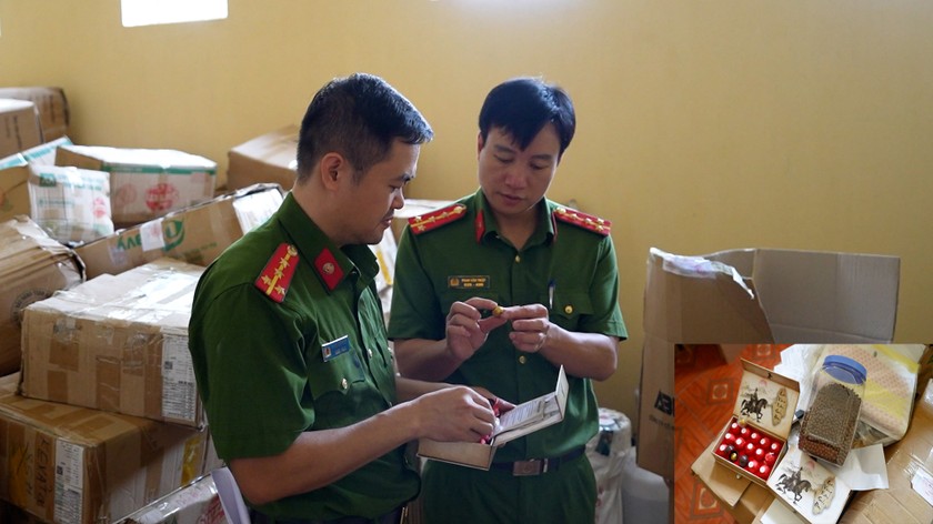 C&aacute;n bộ Ph&ograve;ng Cảnh s&aacute;t kinh tế C&ocirc;ng an tỉnh Y&ecirc;n B&aacute;i kiểm tra số h&agrave;ng h&oacute;a bị thu giữ. Ảnh: CACC.