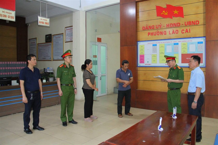Cơ quan Cảnh s&aacute;t điều tra đọc quyết định khởi tố bị can v&agrave; lệnh cấm đi khỏi nơi cư tr&uacute; đối với bị can Tạ Văn Hải v&agrave; L&ecirc; Thị Thắm.