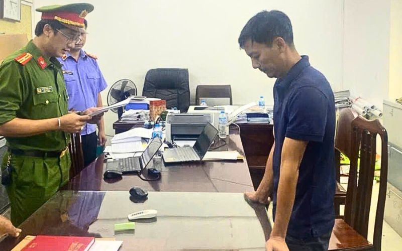 Trần Văn Hu&acirc;n - Gi&aacute;m đốc Chi nh&aacute;nh Minh Bảo An H&ograve;a B&igrave;nh bị bắt tạm giam với c&aacute;o buộc sản xuất h&agrave;ng ngh&igrave;n tấn ph&acirc;n b&oacute;n giả. Ảnh: C&ocirc;ng an H&ograve;a B&igrave;nh