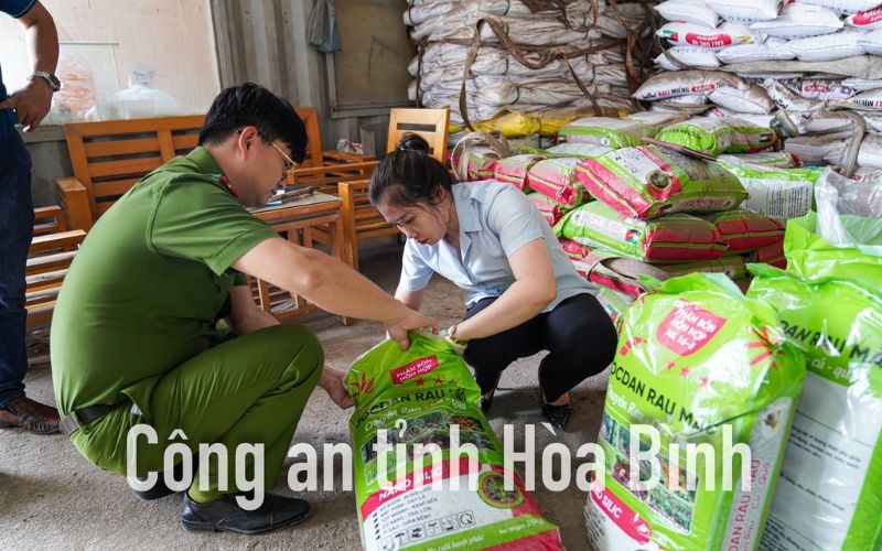 Tại thời điểm kiểm tra, lực lượng chức năng ph&aacute;t hiện h&agrave;ng ngh&igrave;n tấn ph&acirc;n b&oacute;n giả v&agrave; nguy&ecirc;n liệu l&agrave;m ph&acirc;n b&oacute;n giả. Ảnh: C&ocirc;ng an H&ograve;a B&igrave;nh