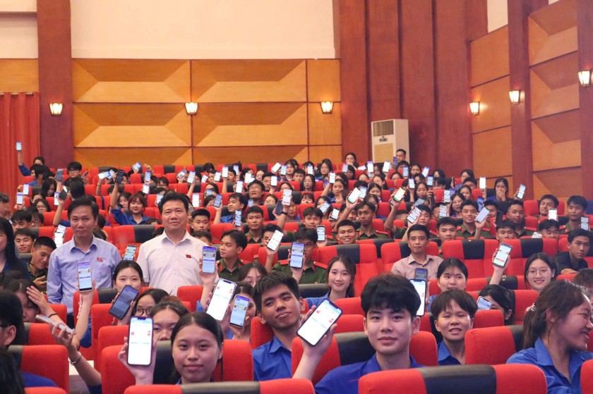 C&aacute;c đo&agrave;n vi&ecirc;n, thanh ni&ecirc;n... s&ocirc;i nổi hưởng ứng cuộc thi. (Ảnh: T.Ư Đo&agrave;n)