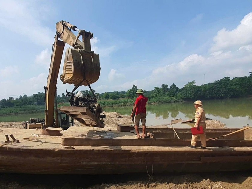 Lực lượng CSGT tỉnh Tuy&ecirc;n Quang kiểm tra c&aacute;c t&agrave;u hoạt động tại c&aacute;c tuyến s&ocirc;ng tr&ecirc;n địa b&agrave;n tỉnh. Ảnh: L&ecirc; Hanh
