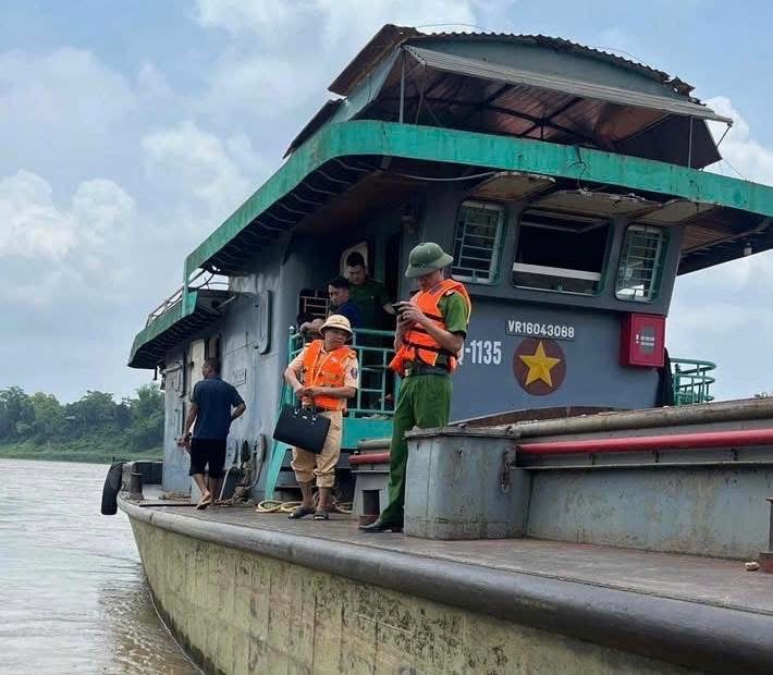 Lực lượng C&ocirc;ng an tỉnh Tuy&ecirc;n Quang kiểm tra c&aacute;c t&agrave;u tại khu vực s&ocirc;ng L&ocirc;. Ảnh: L&ecirc; Hanh