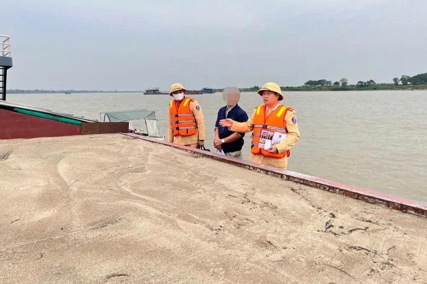 Nhiều địa phương tổng kiểm tra phương tiện bơm h&uacute;t, vận chuyển c&aacute;t sỏi tr&ecirc;n c&aacute;c tuyến s&ocirc;ng ảnh 1