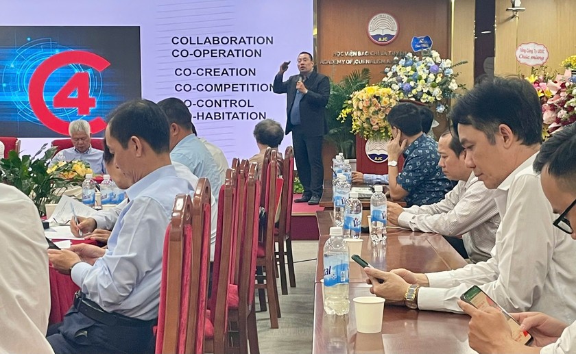 Diễn đ&agrave;n BC đồng h&agrave;nh c&ugrave;ng DN...