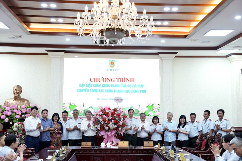 Bộ trưởng Nguyễn Hải Ninh tặng hoa ch&uacute;c mừng c&aacute;c c&ocirc;ng chức Thanh tra Bộ chuyển c&ocirc;ng t&aacute;c sang Thanh tra Ch&iacute;nh phủ.