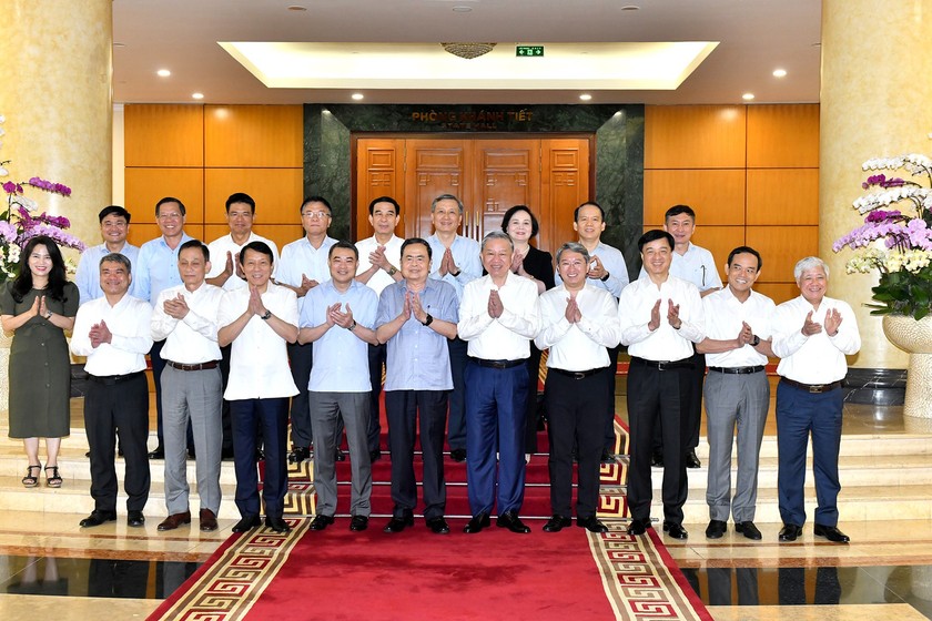Tổng B&iacute; thư T&ocirc; L&acirc;m với c&aacute;c đồng ch&iacute; th&agrave;nh vi&ecirc;n Ban Chỉ đạo tham dự phi&ecirc;n họp.