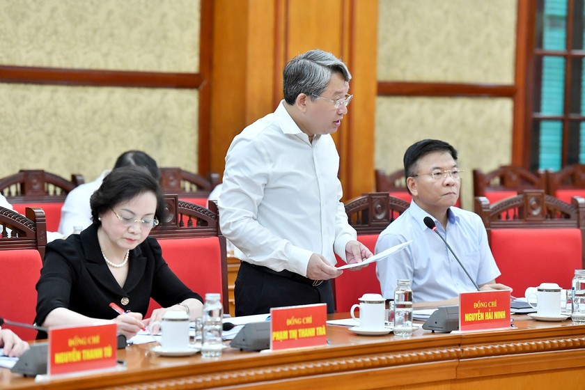 Đồng ch&iacute; Nguyễn Hải Ninh - Ủy vi&ecirc;n Trung ương Đảng, Bộ trưởng Bộ Tư ph&aacute;p tr&igrave;nh b&agrave;y b&aacute;o c&aacute;o tại phi&ecirc;n họp. (Ảnh trong b&agrave;i: Đăng Khoa/Nhandan.vn)