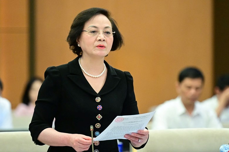 Bộ trưởng Bộ Nội vụ Phạm Thị Thanh Tr&agrave; b&aacute;o c&aacute;o tại phi&ecirc;n họp.