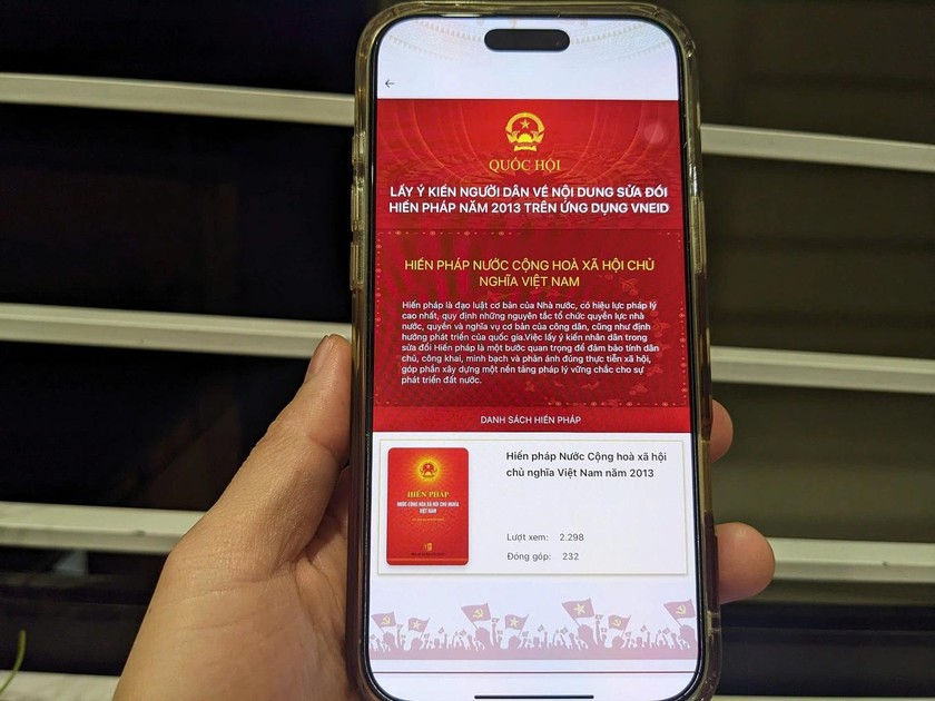 Lấy &yacute; kiến qua ứng dụng VNeID. (Ảnh: Vũ Tu&acirc;n)