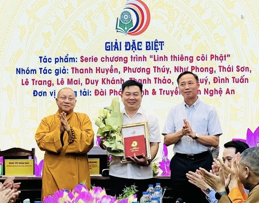 H&ograve;a thượng Th&iacute;ch Gia Quang - Trưởng Ban Tổ chức, v&agrave; &ocirc;ng Vũ Ho&agrave;i Bắc - Trưởng Ban T&ocirc;n gi&aacute;o Ch&iacute;nh phủ trao giải Đặc biệt cho đại diện nh&oacute;m t&aacute;c giả Đ&agrave;i Truyền h&igrave;nh Nghệ An (Ảnh: Th&ugrave;y Dương).