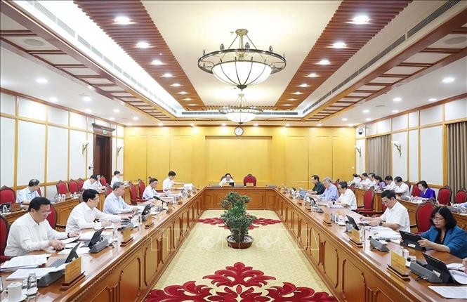 Bộ Ch&iacute;nh trị họp cho &yacute; kiến về t&igrave;nh h&igrave;nh, tiến độ thực hiện c&aacute;c nghị quyết, kết luận của Trung ương, Bộ Ch&iacute;nh trị về sắp xếp tổ chức bộ m&aacute;y v&agrave; đơn vị h&agrave;nh ch&iacute;nh. Ảnh: Thống Nhất/TTXVN
