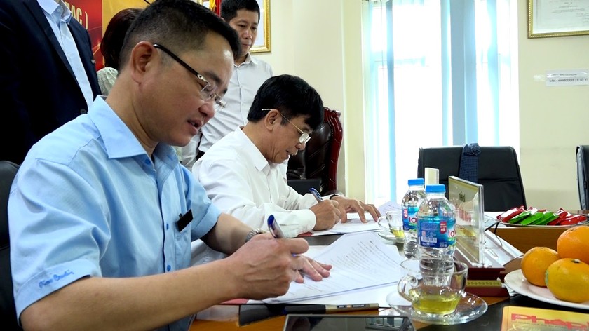 TS. Vũ Ho&agrave;i Nam - Tổng Bi&ecirc;n tập B&aacute;o Ph&aacute;p luật Việt Nam v&agrave; GS. TS. L&ecirc; Hồng Hạnh - Chủ tịch Trung t&acirc;m Trọng t&agrave;i Quốc tế Việt Nam (VIAC) k&yacute; thoả thuận hợp t&aacute;c.