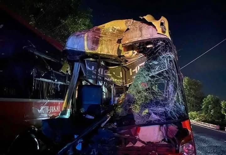 Vụ tai nạn khiến 3 xe &ocirc; t&ocirc; kh&aacute;ch bị hư hỏng nặng.