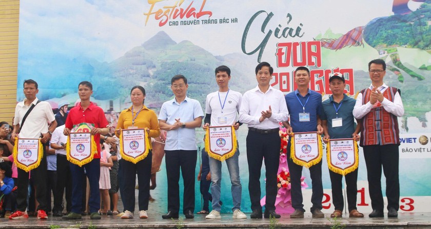 Ban tổ chức trao giải cho c&aacute;c n&agrave;i ngựa xuất sắc