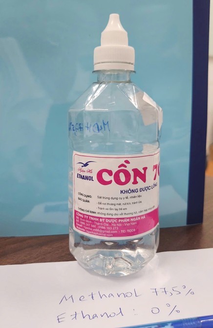 D&ugrave;ng cồn... s&uacute;c miệng, người đ&agrave;n &ocirc;ng h&ocirc;n m&ecirc; ảnh 1