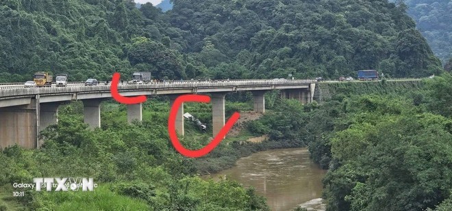 Tai nạn ôtô thảm khốc trên cầu ở Thanh Hóa, 6 người thương vong