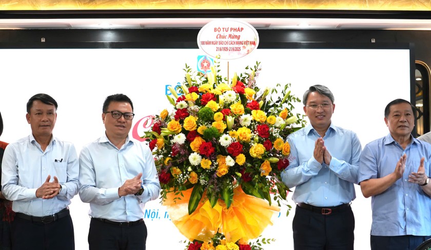 Bộ trưởng Nguyễn Hải Ninh tặng hoa ch&uacute;c mừng đại diện c&aacute;c cơ quan quản l&yacute;, cơ quan b&aacute;o ch&iacute;.