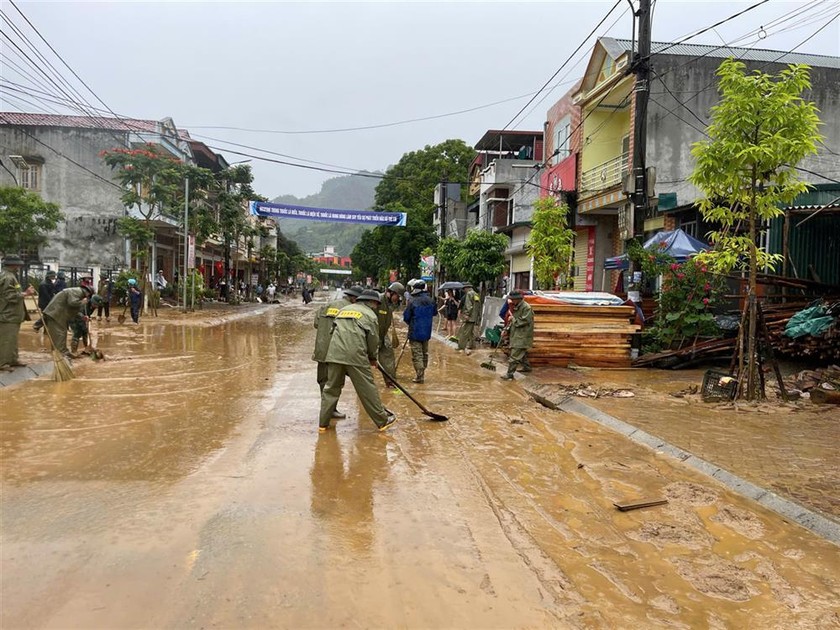C&ocirc;ng an thị trấn Mường Khương v&agrave; lực lượng an ninh, trật tự ở cơ sở đang hỗ trợ nh&acirc;n d&acirc;n khắc phục hậu quả. (Ảnh: BCA)