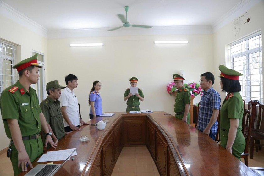 Cơ quan điều tra đọc lệnh khởi tố đối với Chủ tịch UBND x&atilde; Lộc Y&ecirc;n Nguyễn Văn Hưng. Ảnh: CAHT