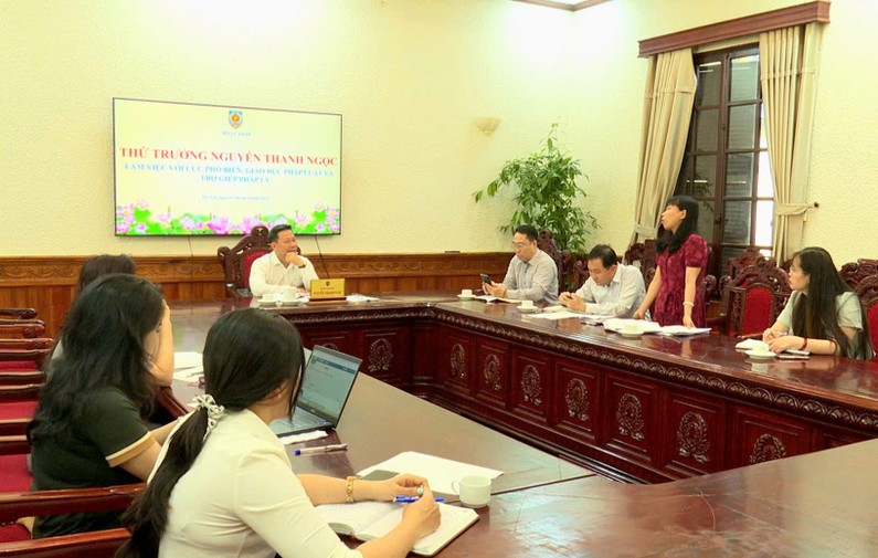 Thứ trưởng Bộ Tư ph&aacute;p Nguyễn Thanh Ngọc dự, nghe b&aacute;o c&aacute;o của Cục Phổ biến, gi&aacute;o dục ph&aacute;p luật v&agrave; Trợ gi&uacute;p ph&aacute;p l&yacute; về c&ocirc;ng t&aacute;c phối hợp truyền th&ocirc;ng ch&iacute;nh s&aacute;ch Ph&aacute;p luật theo Nghị quyết 66. Ảnh: Nguyễn Kh&aacute;nh