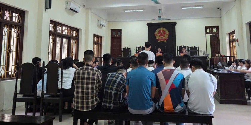 Nh&oacute;m th&iacute; sinh trong phi&ecirc;n luận tội tại t&ograve;a &aacute;n