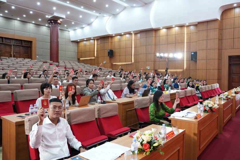 C&aacute;c đại biểu biểu quyết th&ocirc;ng qua Chương tr&igrave;nh l&agrave;m việc. (Ảnh: Hương Giang)