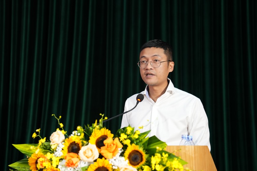 Ph&oacute; B&iacute; thư Đảng ủy, Ph&oacute; Tổng Bi&ecirc;n tập B&aacute;o PLVN H&agrave; &Aacute;nh B&igrave;nh tr&igrave;nh b&agrave;y b&aacute;o c&aacute;o thẩm tra tư c&aacute;ch đại biểu. (Ảnh: Hương Giang)