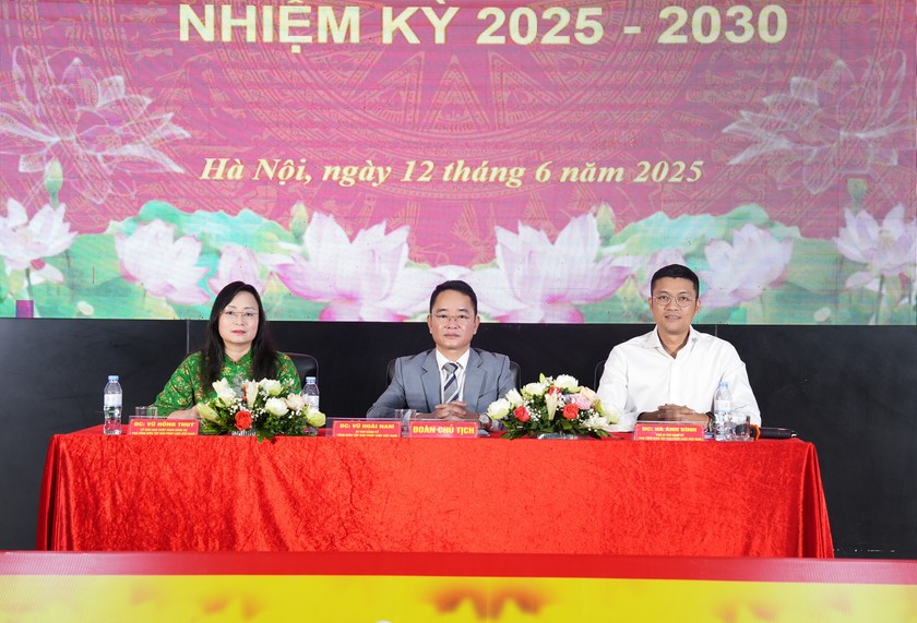 Đo&agrave;n Chủ tịch Đại hội Đảng bộ B&aacute;o PLVN lần thứ III, nhiệm kỳ 2025 - 2030. (Ảnh: Phương Mai)