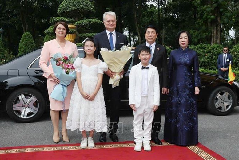 Chủ tịch nước Lương Cường v&agrave; Phu nh&acirc;n, c&ugrave;ng Tổng thống Cộng ho&agrave; Lithuania Gitanas Nauseda v&agrave; Phu nh&acirc;n với thiếu nhi Thủ đ&ocirc; tại lễ đ&oacute;n - Ảnh: TTXVN