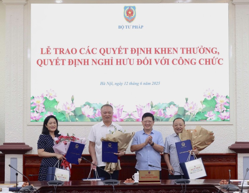 Bộ Tư pháp trao Quyết định khen thưởng, Quyết định nghỉ hưu cho các công chức