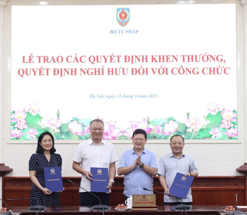 Thứ trưởng Mai Lương Kh&ocirc;i trao Quyết định nghỉ hưu cho c&aacute;c c&ocirc;ng chức.