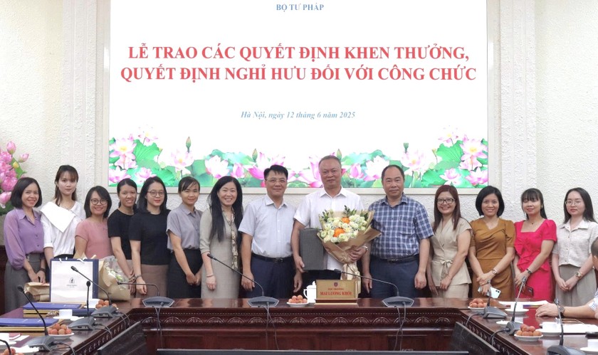 Bộ Tư pháp trao Quyết định khen thưởng, Quyết định nghỉ hưu cho các công chức