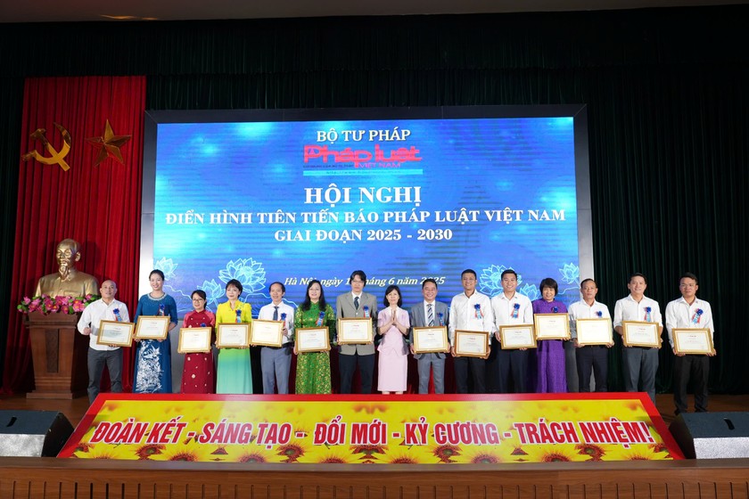C&aacute;c c&aacute; nh&acirc;n điển h&igrave;nh ti&ecirc;n tiến được khen thưởng tại Hội nghị. (Ảnh: Phương Mai)