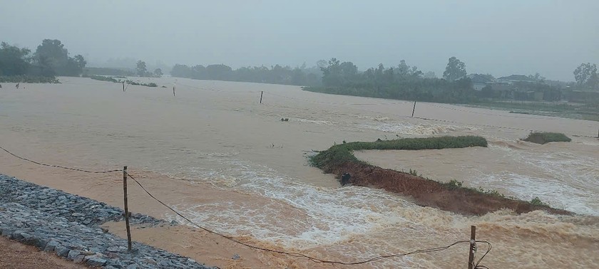 Đập Dạ Lam (x&atilde; Th&aacute;i Thủy, huyện Lệ Thủy) đang thi c&ocirc;ng nhưng phải ph&aacute; vỡ đ&ecirc; quai để đảm bảo an to&agrave;n cho c&ocirc;ng tr&igrave;nh.