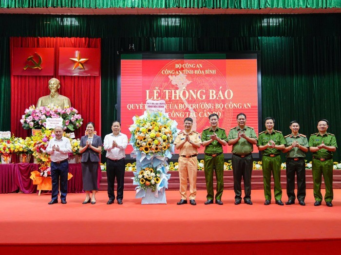 L&atilde;nh đạo Tỉnh ủy, HĐND, UBND tỉnh tặng hoa ch&uacute;c mừng đồng ch&iacute; Đại t&aacute; Đỗ Thanh B&igrave;nh, Cục trưởng Cục Cảnh s&aacute;t giao th&ocirc;ng, Bộ C&ocirc;ng an.