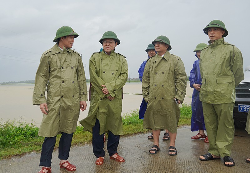 Ph&oacute; Chủ tịch UBND tỉnh Quảng B&igrave;nh Phan Phong Ph&uacute; đi kiểm tra t&igrave;nh h&igrave;nh mưa lũ tại huyện Bố Trạch.